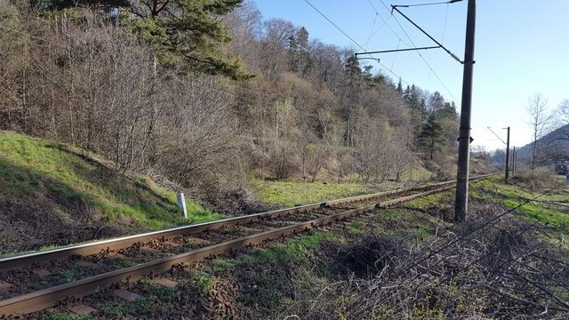 Circulația feroviară este blocată între Brașov și Predeal, după ce locomotiva unui tren de marfă a luat foc