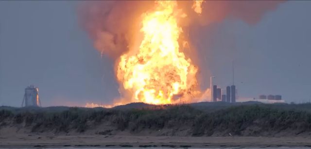 Un prototip SpaceX a explodat și a fost cuprins de flăcări în timpul unui test