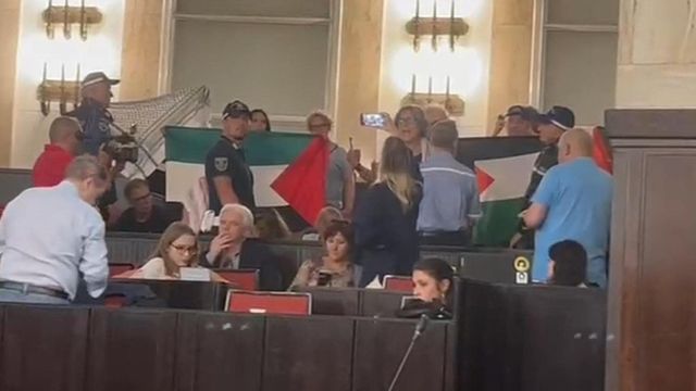 Milano, Consiglio comunale interrotto da manifestanti pro Palestina