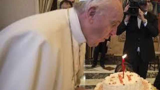 Papa Francesco compie 84 anni, auguri di buon compleanno a Bergoglio
