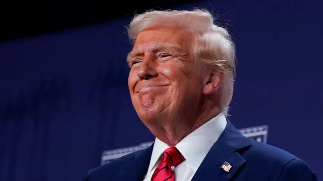 Donald Trump despide a más a de una docena de funcionarios de Justicia que le investigaron