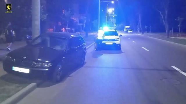 Ar fi răpit un automobil din capitală și l-ar fi tamponat într-un stâlp. Bărbatul a fost reținut de polițiști