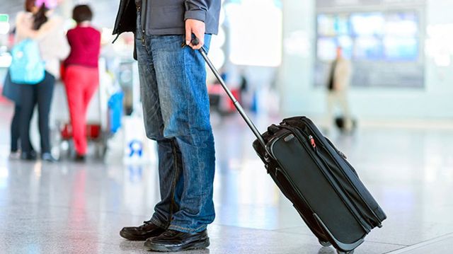 Pasagerul unui zbor cu destinația Tel Aviv, depistat pe Aeroportul Chișinău cu bagajul plin cu țigări