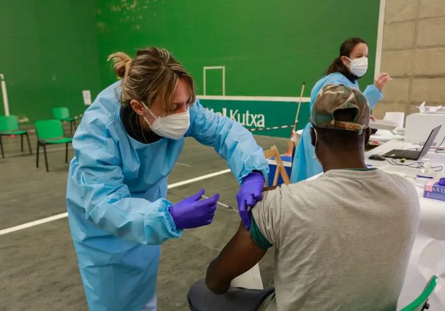 Sanidad calcula que vacunar a un español toda la vida es más barato que un móvil 'premium'