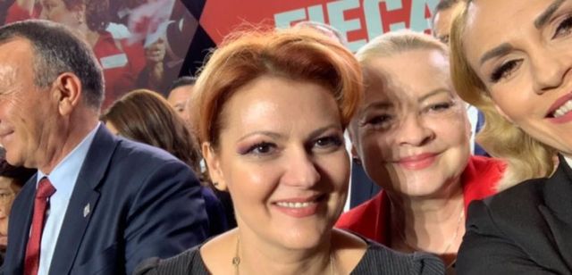 Gabriela Firea și Olguța Vasilescu, selfie cu ocazia lansării programului de candidat al lui Dăncilă
