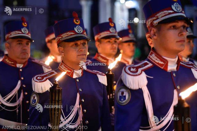 Garda de Onoare a Jandarmeriei Române - defilare cu torțe în București