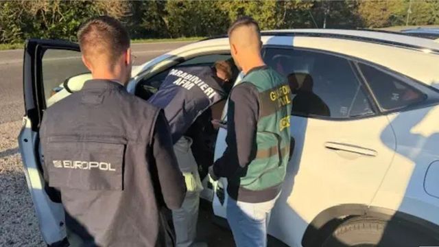 Rețea criminală, formată în principal din cetățeni moldoveni, a furat peste 100 de mașini de lux în toată Europa