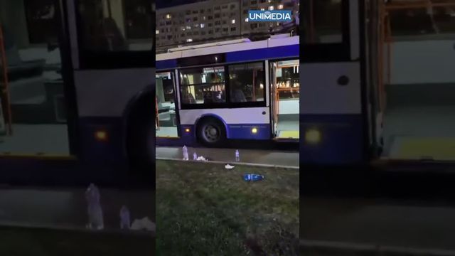 Șapte persoane au ajuns la spital în urma unui accident rutier. Poliția: Un șofer de troleibuz ar fi frânat brusc