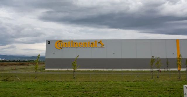 Cel mai mare angajator din industria auto românească dă afară aproape 900 de angajați