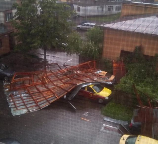 Acoperișul unui bloc din Târgu-Jiu a fost luat de vânt și a avariat cinci mașini