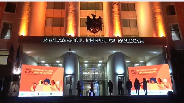 Parlamentul a fost iluminat în culoarea portocalie în semn de susținere a femeilor care devin victime ale violenței