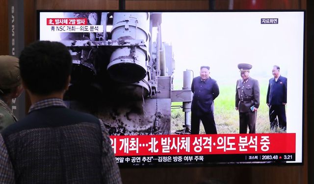Észak-Korea a Japán-tengerbe lőtt két lövedéket vagy rakétát