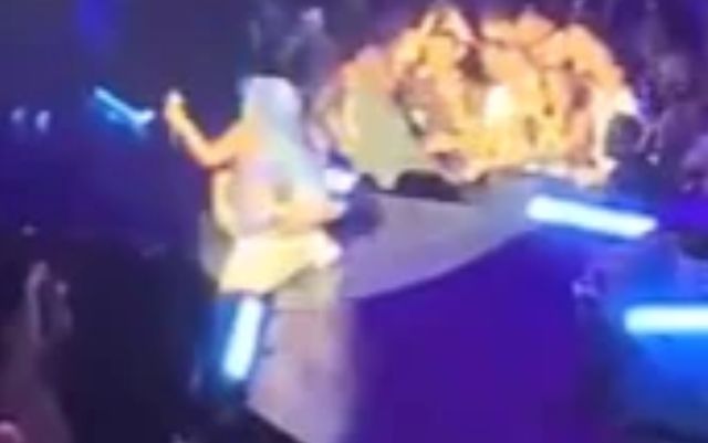 Lady Gaga a căzut de pe scenă, în timpul concertului din Las Vegas