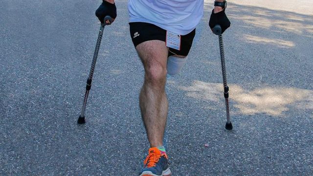 Спортсмен-любитель из Молдовы с протезом вместо ноги пробежал марафон в Италии