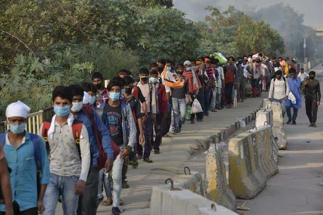 Migrant Workers Sprayed with Disinfectant in South Delhi, Civic Body Says ‘By Mistake’