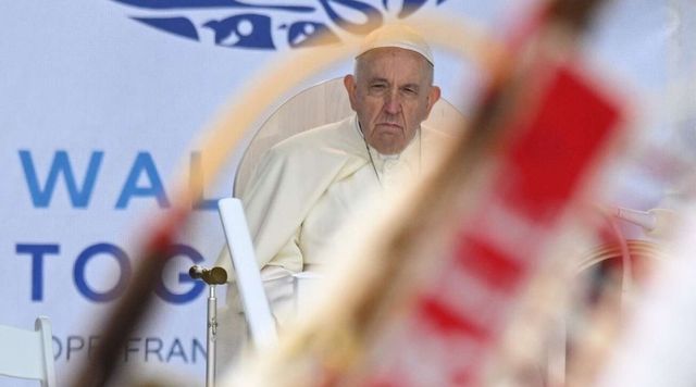 Il Papa sulla sedia a rotelle chiede aiuto per avvicinarsi ai fedeli in Canada