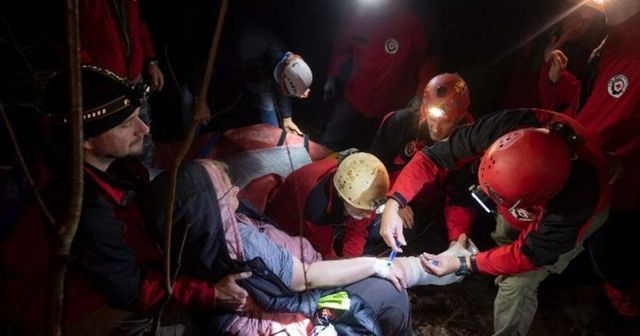 Dráma a Hármashatár-hegyen, nagy erőkkel riasztották a barlangi mentőket