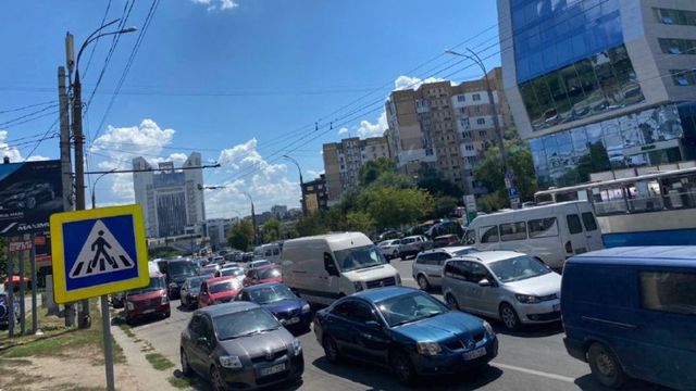 Haos în Chișinău după ce Primaria a blocat o stradă fără a oferi alternative șoferilor. Botanica și Centru sunt paralizate