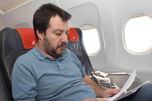 Salvini indagato per i voli di Stato: “Non basta un processo a settimana per fermarmi”