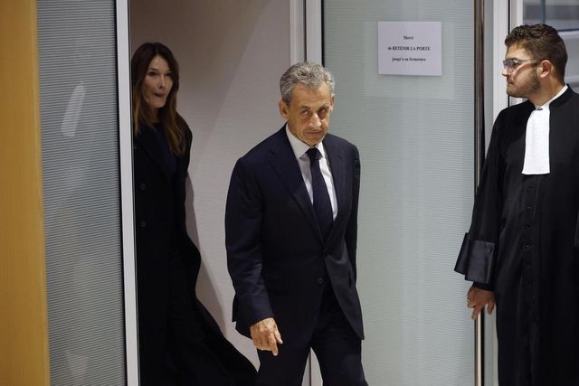 Sarkozy va in carcere, domani prima notte in cella per l'ex presidente francese