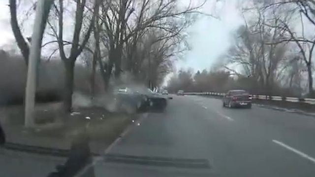 Momentul în care un șofer pierde controlul mașinii și intră violent într-un copac, pe șoseaua Muncești