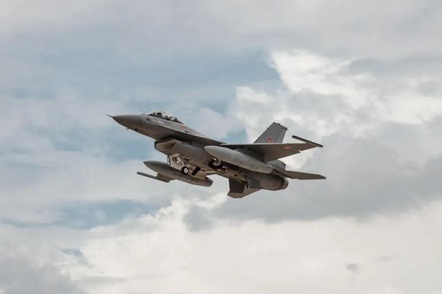Încă două F–16 au ajuns în România