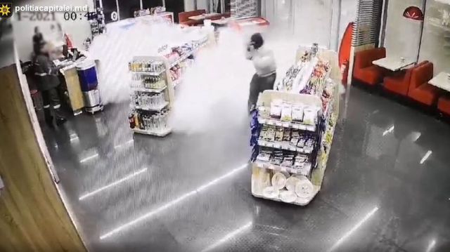 Doi minori au jefuit o stație peco