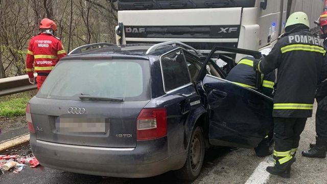 Accident grav în Vâlcea. Două persoane au decedat, iar traficul este complet blocat
