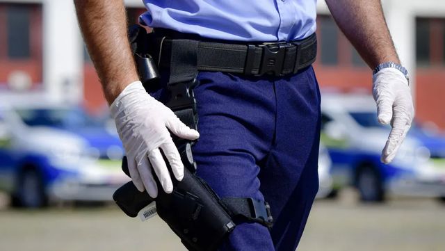 Percheziții și rețineri într-un dosar de corupție care implică mai mulți polițiști