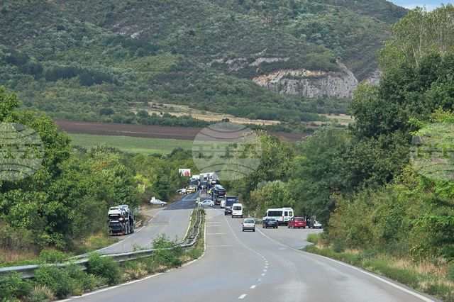 Голям пожар на международния път на изхода на Враца