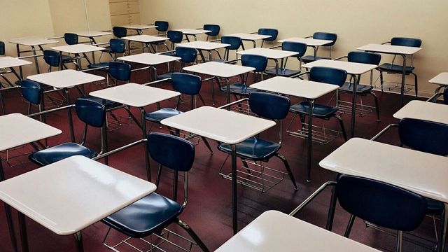 Profesoară cercetată penal, după ce a pălmuit o elevă care a intrat cu o trotinetă în clasă și a jignit-o