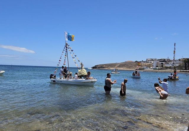 En Las Salinas, las mujeres sacan en procesión a la Virgen del Carmen