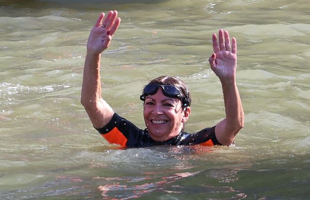 Olimpiadi, il sindaco di Parigi ha fatto il bagno nella Senna