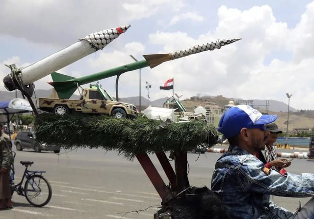 Israel y Estados Unidos responden a los ataques hutíes con bombardeos contra el puerto yemení de Hodeidah