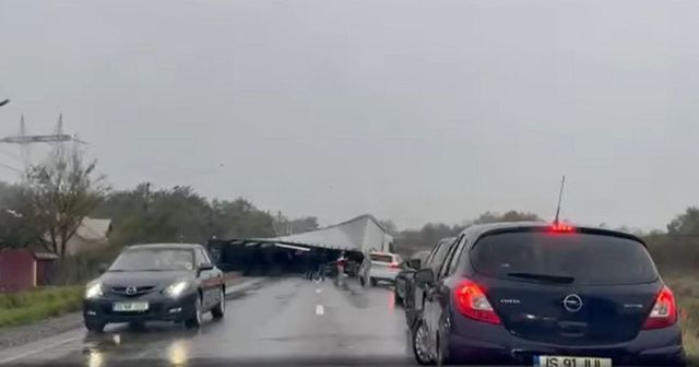Accident grav în Iași. Un camion s-a răsturnat peste un autoturism