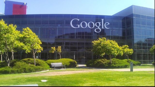 Angajații companiei Google vor lucra de acasă până în 2021
