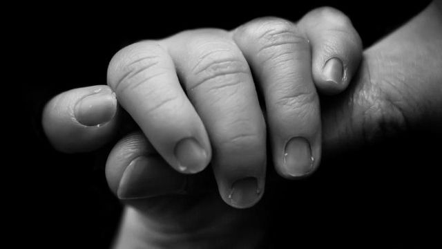 Caz șocant la Glodeni: O tânără și-a aruncat pruncul nou-născut în veceul din curtea casei