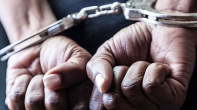 Un bărbat de 62 de ani din Argeș, arestat pentru violarea și sechestrarea unei femei de 80 de ani