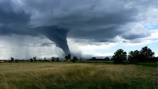Внезапно торнадо взе жертва в район северно от Париж, четирима са тежко ранени