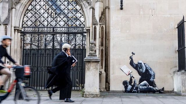 Banksy reaparece en Londres con un mural de un juez golpeando a un manifestante