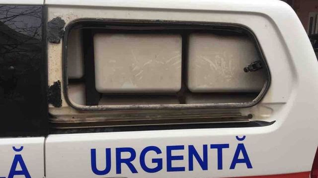O ambulanță a fost vandalizată în raionul Ștefan Vodă în timp cese afla în misiune