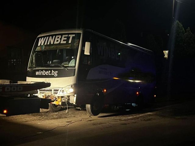 Катастрофира автобус с 16 деца, шофьорът почина
