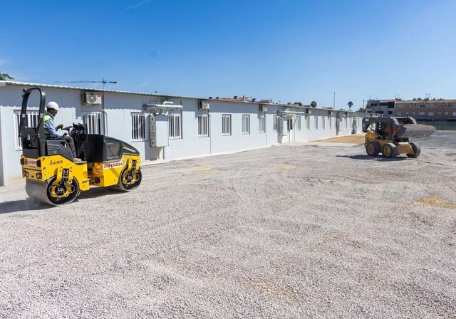 Sin comedor y patios por terminar en los colegios de barracones de la zona dana