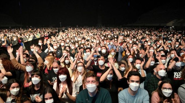 Mii de oameni au participat la un concert rock pentru un studiu despre Covid-19
