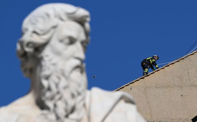 Conclave, sulla Cappella Sistina montato il comignolo della fumata