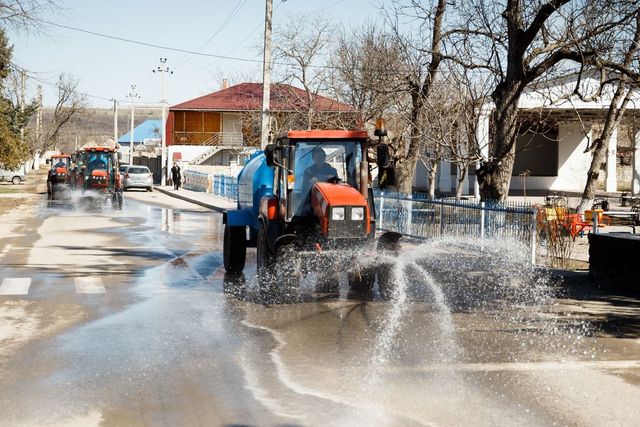 În premieră într-un sat din Moldova, străzile din comuna Jora de Mijloc sunt spălate cu șampon