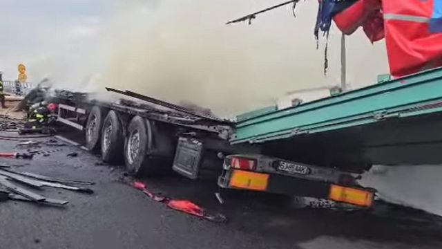 Circulație oprită pe Autostrada Sebeș-Turda, după ce un TIR a luat foc