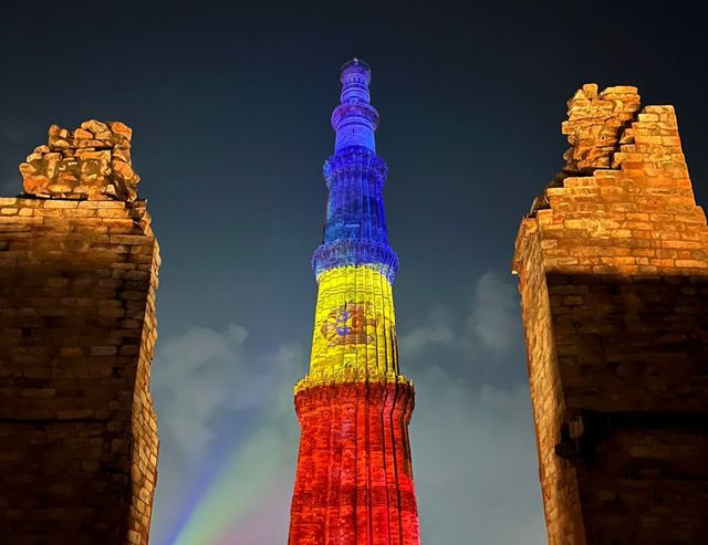 Turnul Qutub Minar din New Delhi, iluminat în culorile drapelului Republicii Moldova cu ocazia Zilei Independenței