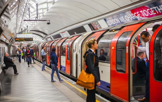Un tânăr de 20 de ani din Suceava, omorât într-o stație de metrou, la Londra