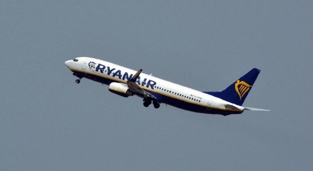 Rissa sul volo Ryanair, pilota costretto ad atterrare